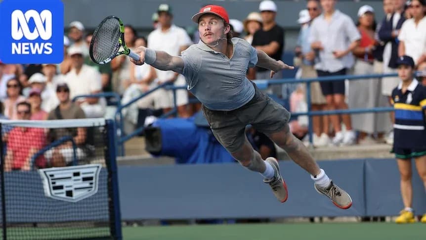 Jugador de tenis saltando para alcanzar la pelota