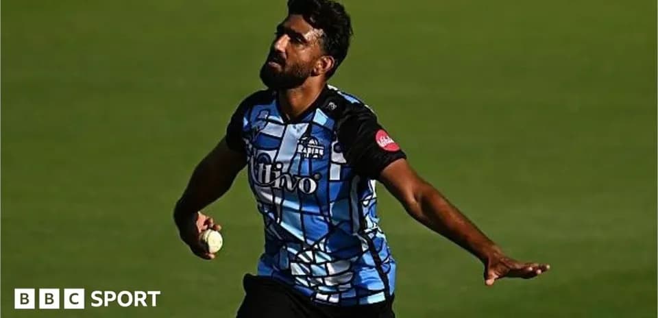 Jugador lanzando la pelota en partido de cricket
