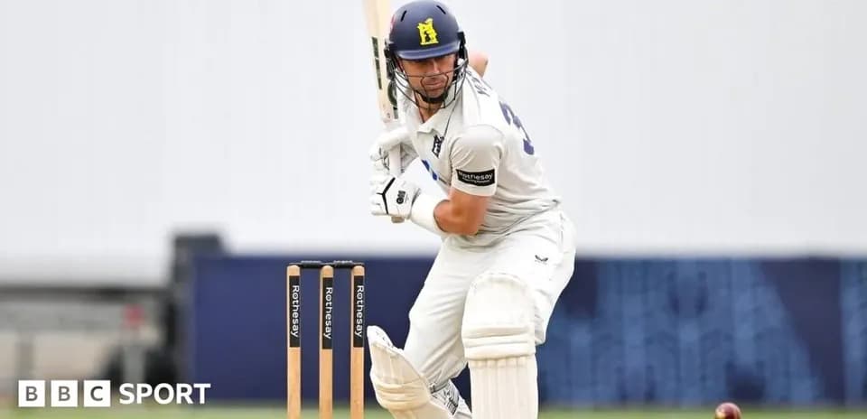 Jugador de cricket bateando en el campo
