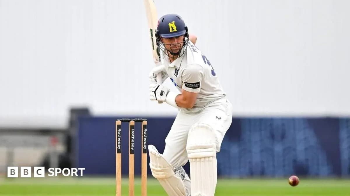 Jugador de cricket bateando en el campo