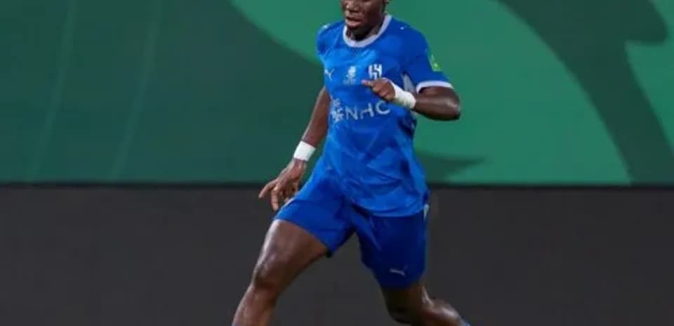 Jugador corriendo tras el balón en el campo