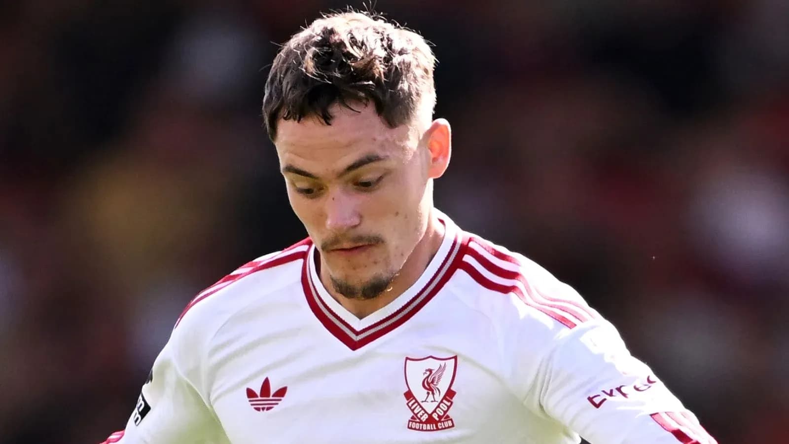 Jugador de Liverpool en acción durante el partido