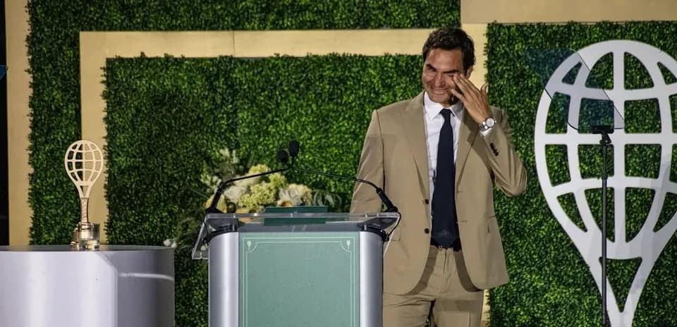 Roger Federer hablando en un evento de premiación