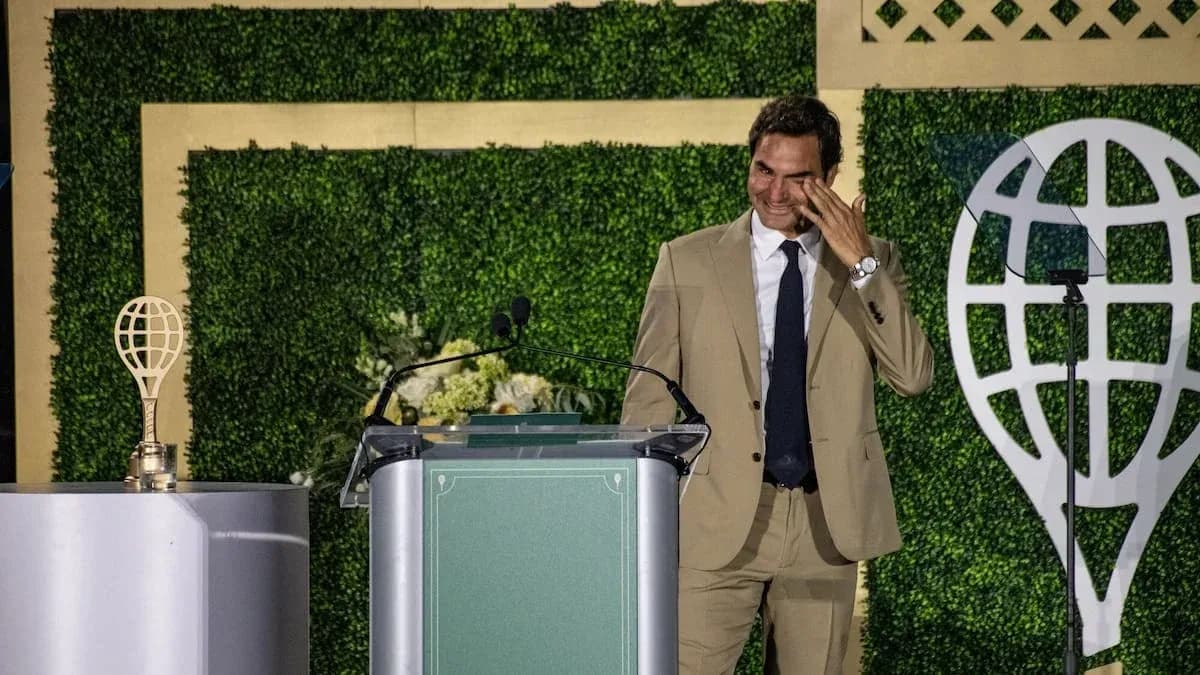 Roger Federer hablando en un evento de premiación