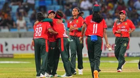 Jugadoras de Bangladesh celebrando un wicket en el partido