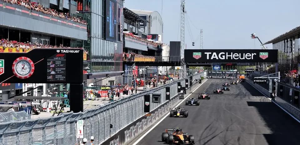 Varios coches de Fórmula 1 compitiendo en circuito