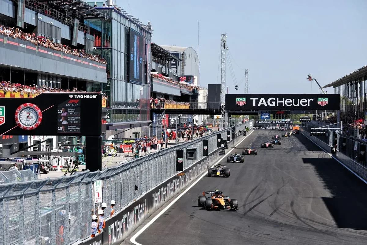 Varios coches de Fórmula 1 compitiendo en circuito