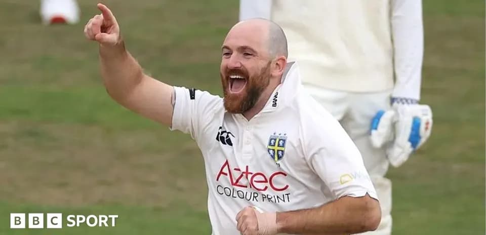 Jugador de cricket celebrando un wicket en el campo