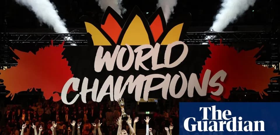 Jugadores celebrando bajo cartel de campeones del mundo