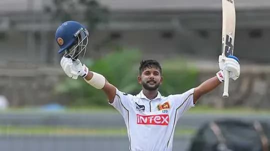 Jugador de cricket levantando el casco tras un logro