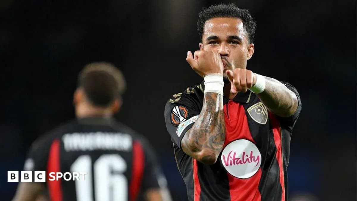Jugador celebrando con gesto durante el partido