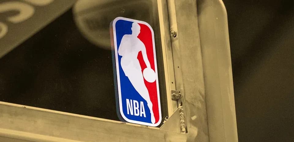 Logotipo de la NBA en una superficie metálica