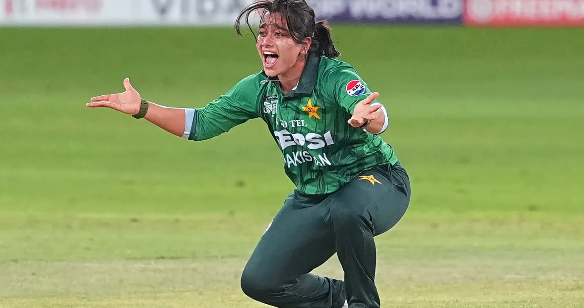Jugadora de Pakistán celebrando una atrapada en el campo