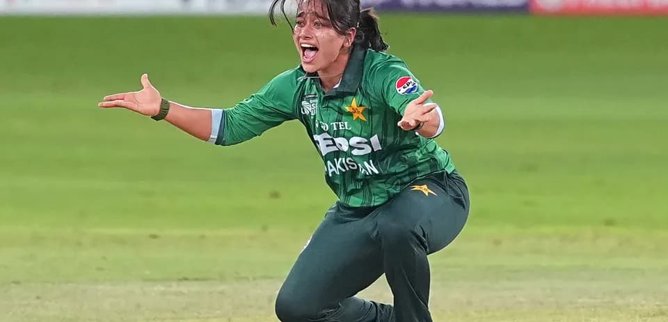 Jugadora de Pakistán celebrando una atrapada en el campo