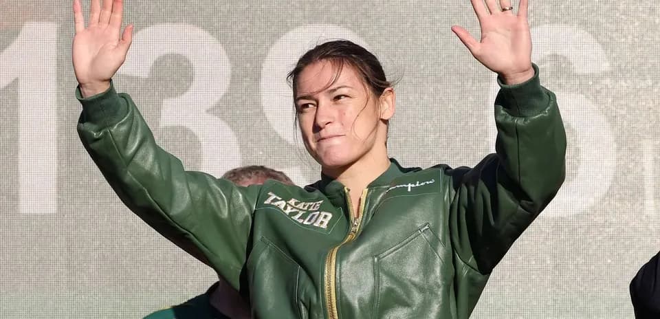Boxeadora saludando durante evento de pesaje