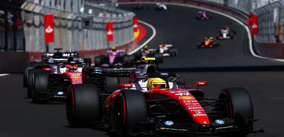 Coches de Fórmula 1 compitiendo en circuito urbano