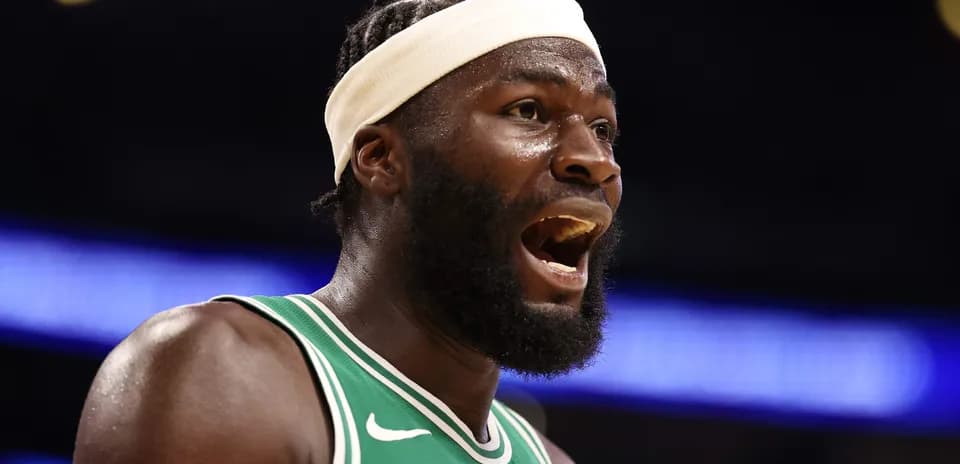 Jugador de baloncesto gritando durante el partido