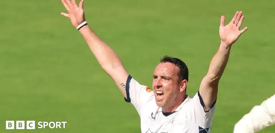 Jugador de cricket celebrando una decisión arbitral