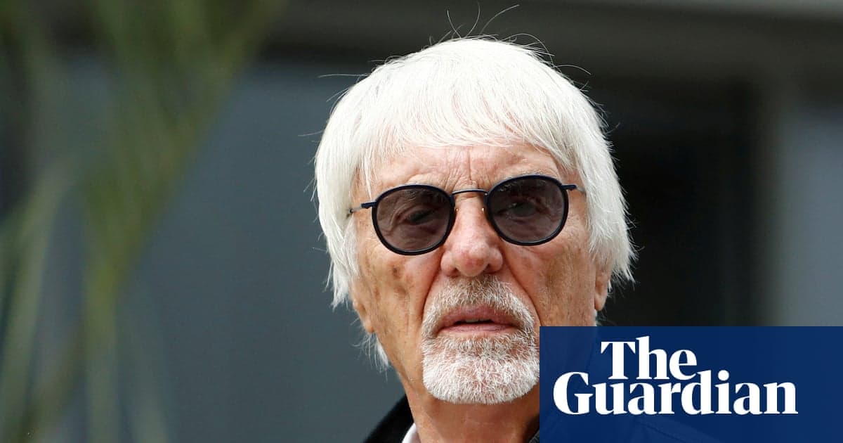 Hombre con gafas oscuras y cabello blanco