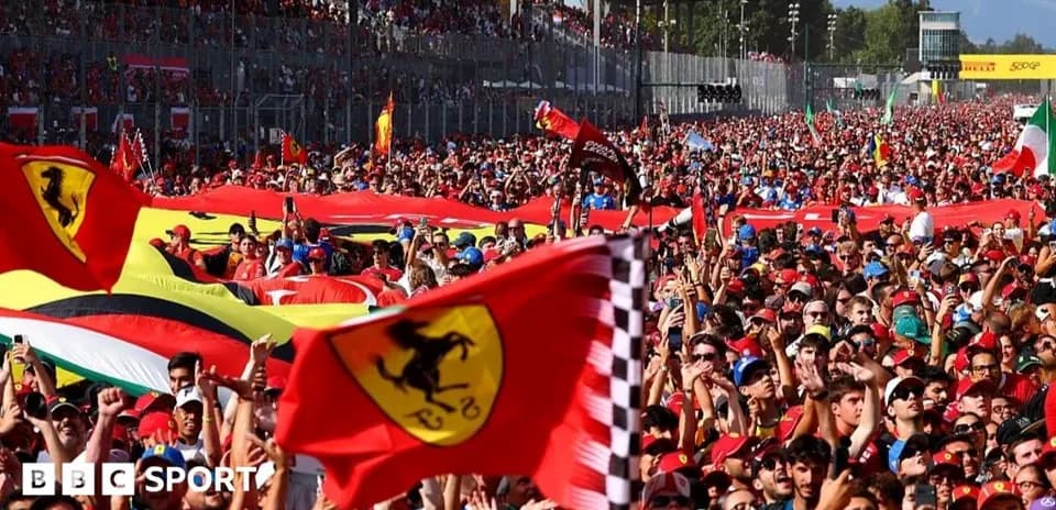 Multitud de aficionados con banderas en evento de Fórmula 1