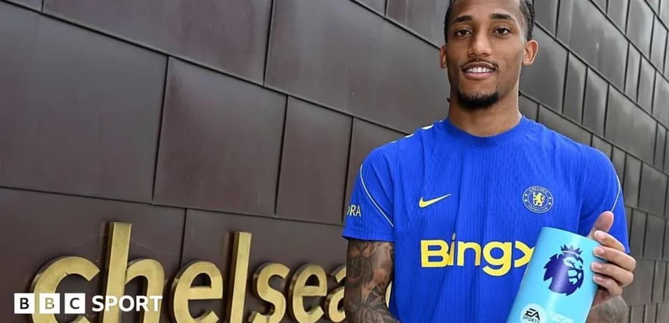 Jugador de Chelsea sosteniendo un trofeo de la Premier League