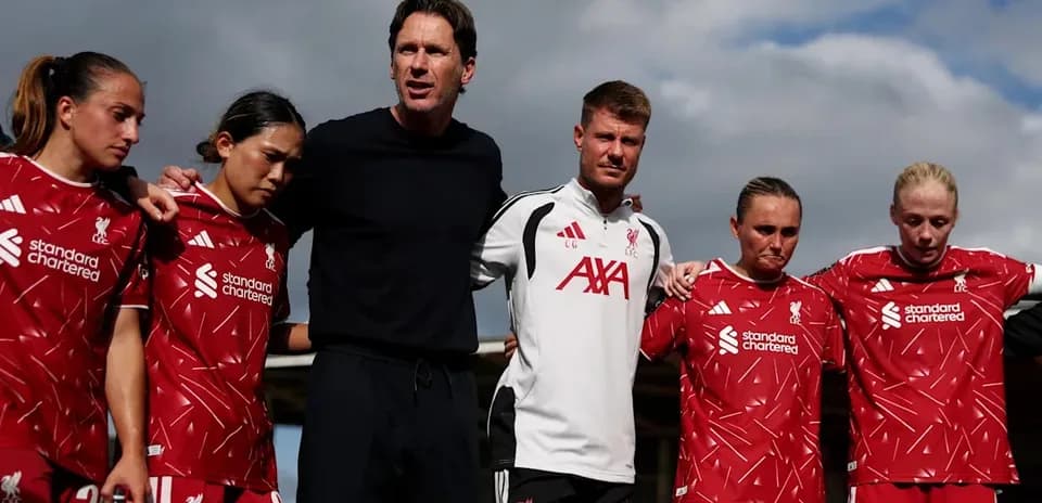 Jugadoras de Liverpool en reunión con entrenadores