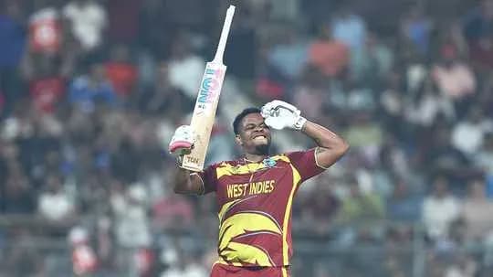Jugador de críquet de West Indies celebrando con bate