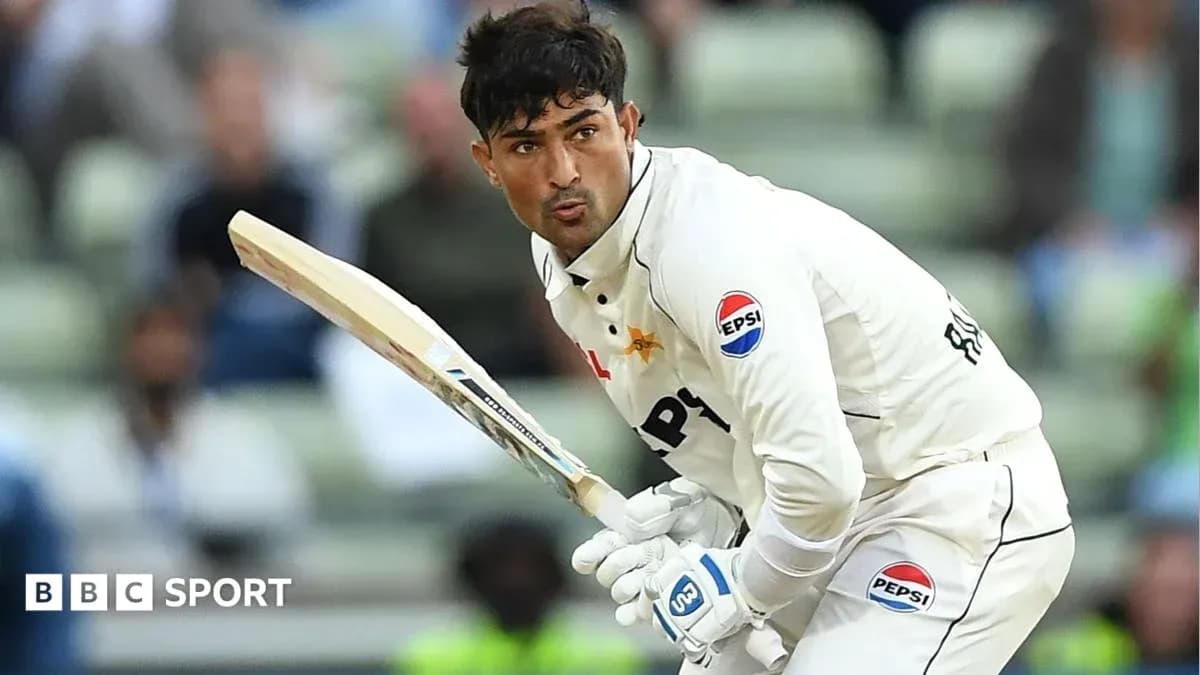 Jugador de cricket preparado para batear en el partido