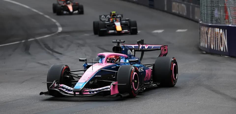 Coche de Fórmula 1 en una curva durante carrera