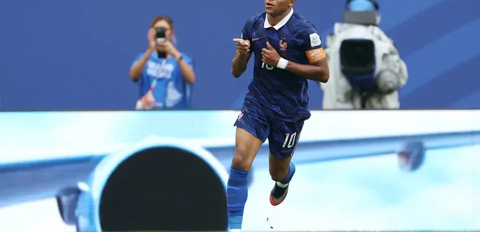 Jugador de Francia corriendo tras anotar un gol