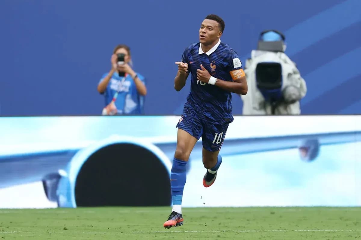 Jugador de Francia corriendo tras anotar un gol