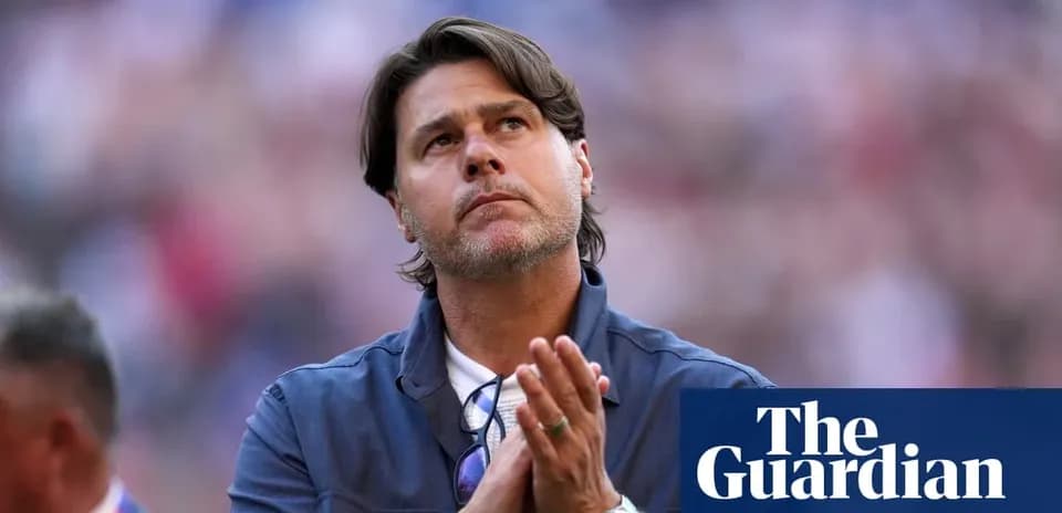 Entrenador mirando hacia arriba con las manos juntas