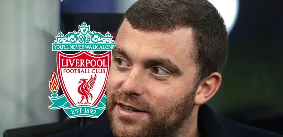 Hombre con el logo del Liverpool de fondo