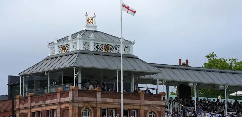 Edificio del estadio con espectadores en las gradas