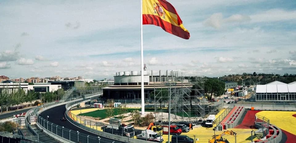 Bandera de España ondeando sobre circuito en construcción