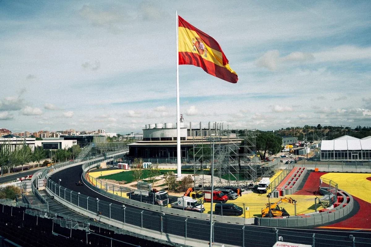 Bandera de España ondeando sobre circuito en construcción