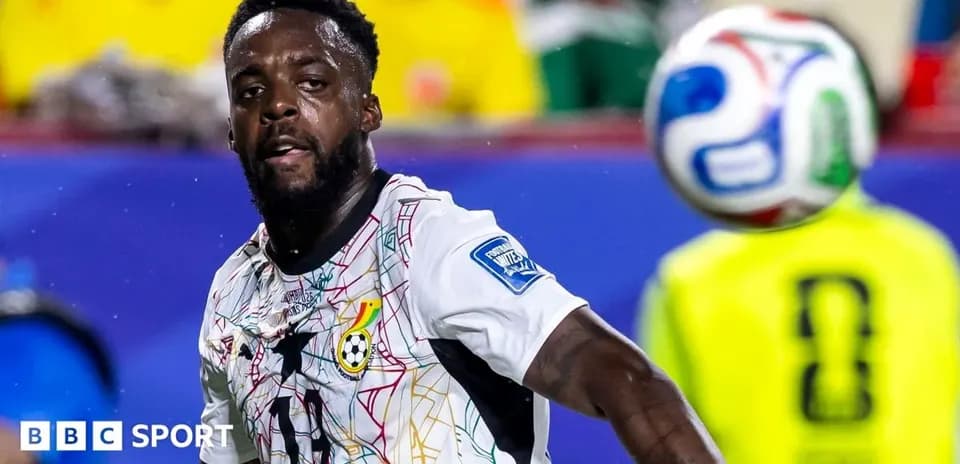 Jugador de Ghana controlando el balón en el campo