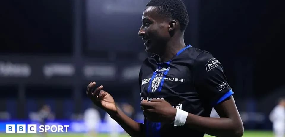 Jugador celebrando en el campo durante un partido