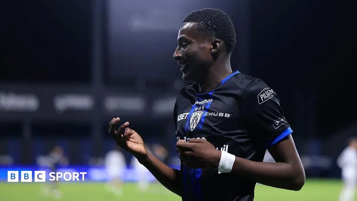Jugador celebrando en el campo durante un partido
