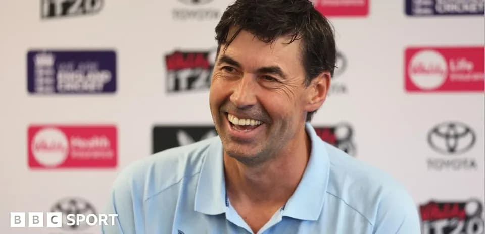 Entrenador sonriente en conferencia de prensa