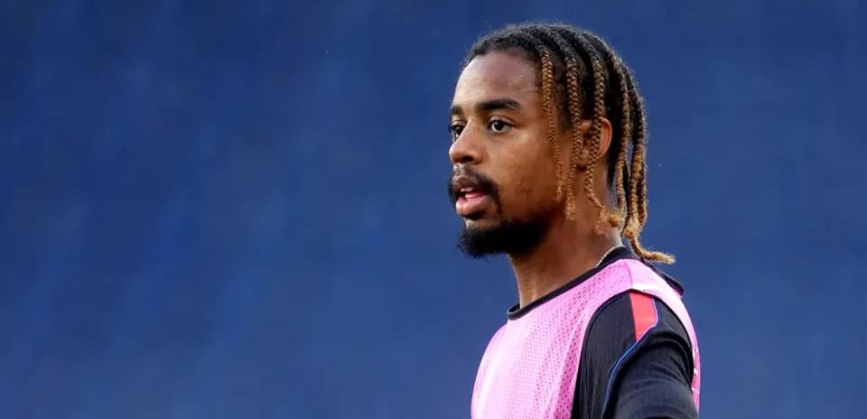 Jugador en entrenamiento con camiseta rosa y negra