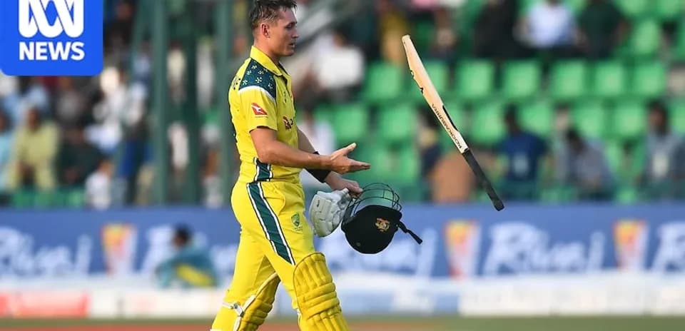 Jugador australiano saliendo del campo tras perder su wicket