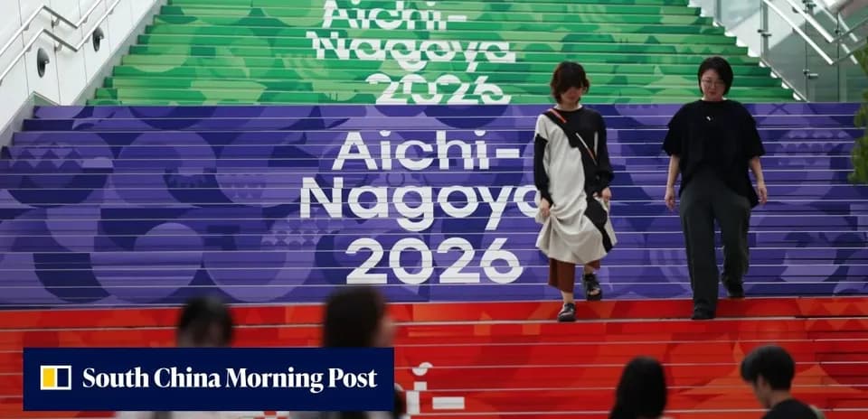 Dos mujeres bajando escaleras decoradas para Aichi-Nagoya 2026