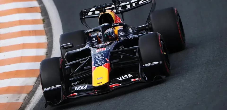 Coche de Fórmula 1 tomando una curva en circuito