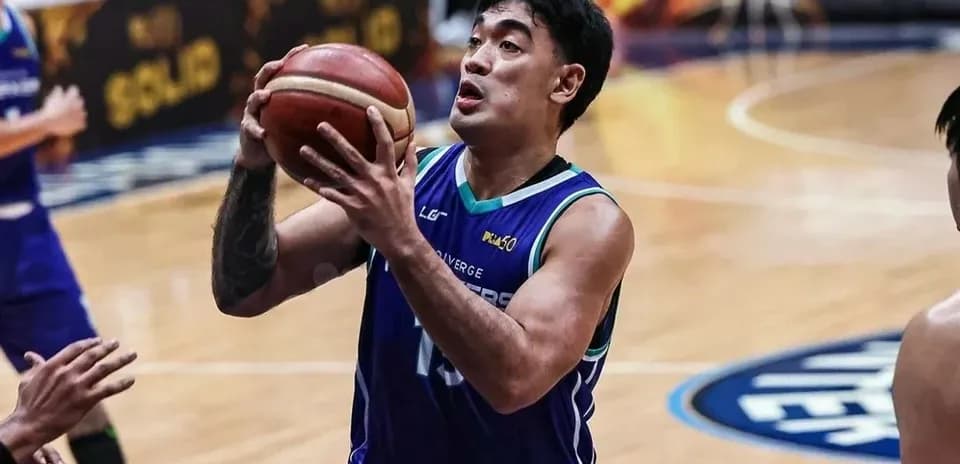 Jugador de baloncesto lanzando el balón durante partido