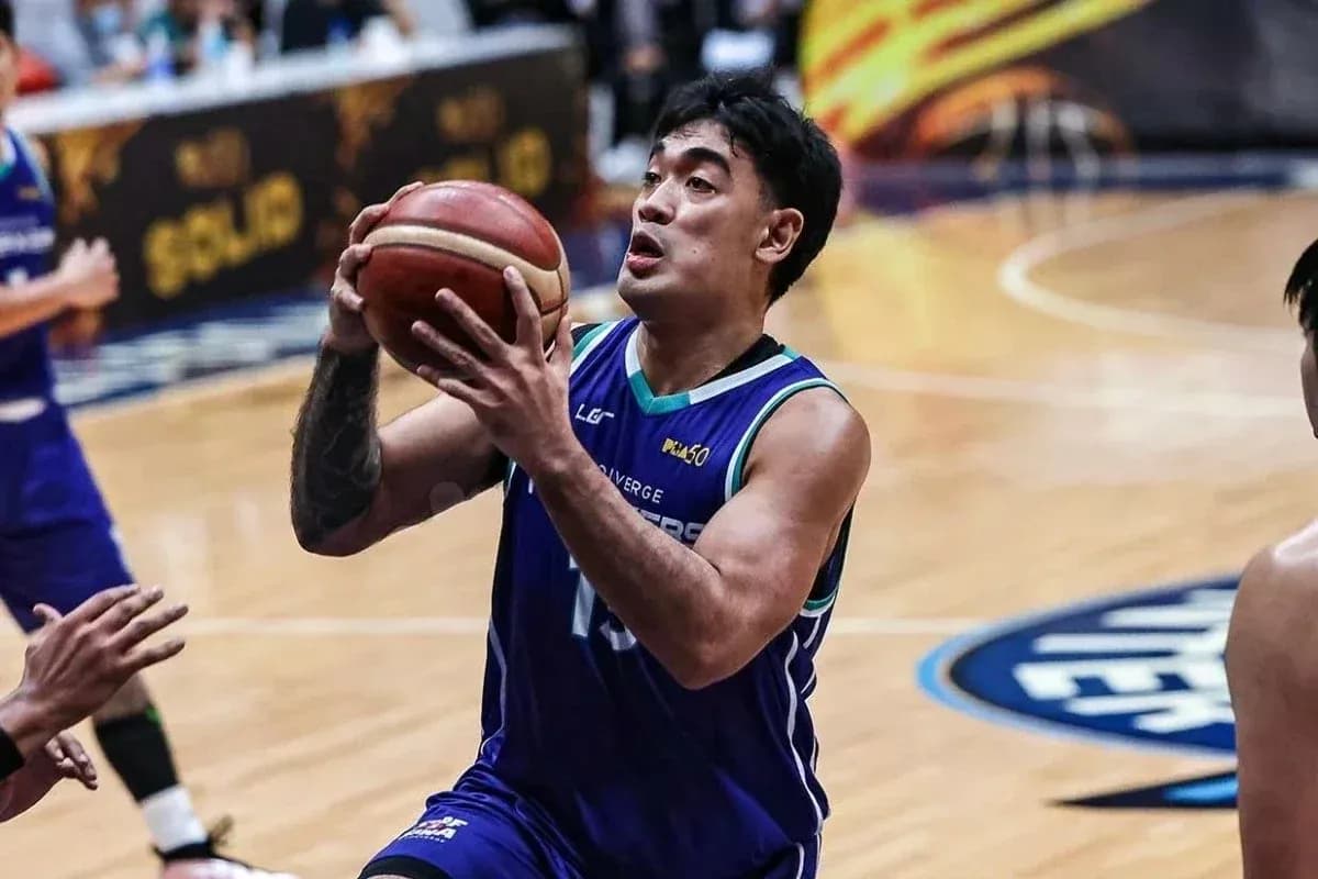Jugador de baloncesto lanzando el balón durante partido