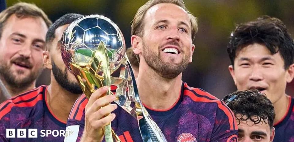 Jugador levantando trofeo con compañeros celebrando