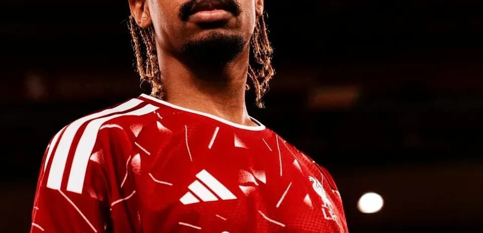 Jugador posando con camiseta roja del equipo