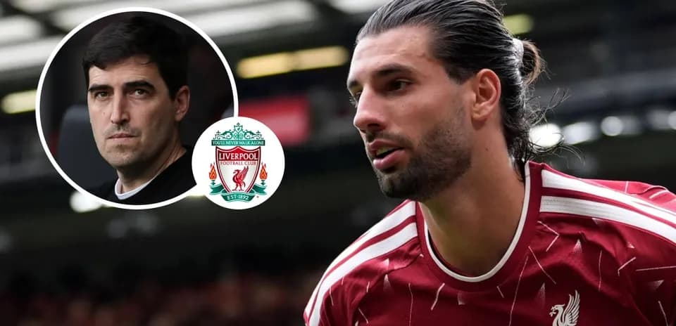 Jugador de Liverpool en acción con entrenador de fondo