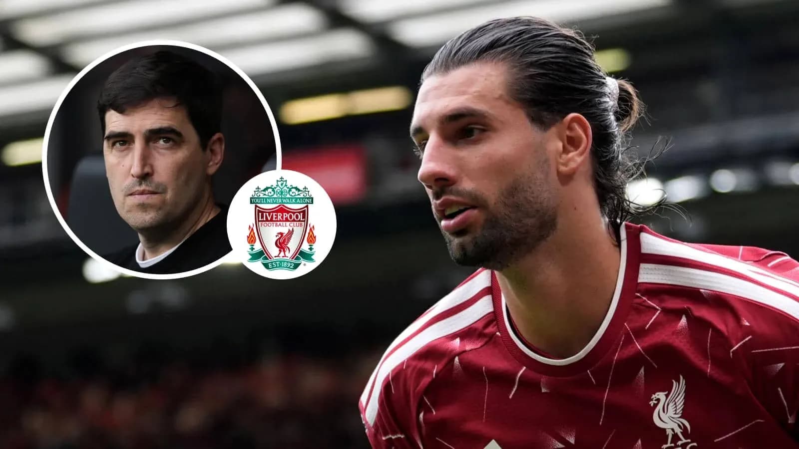 Jugador de Liverpool en acción con entrenador de fondo
